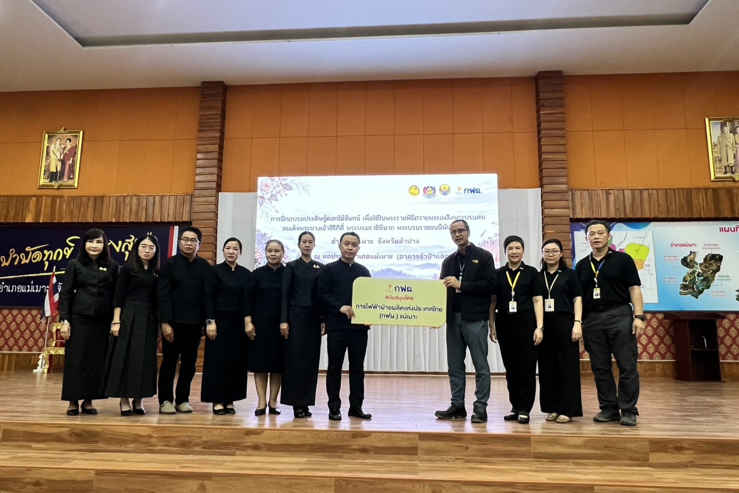 กฟผ.แม่เมาะ สนับสนุนโครงการอบรมประดิษฐ์ดอกไม้จันทน์ ใช้ในพระราชพิธีถวายพระเพลิงพระบรมศพพระพันปีหลวง