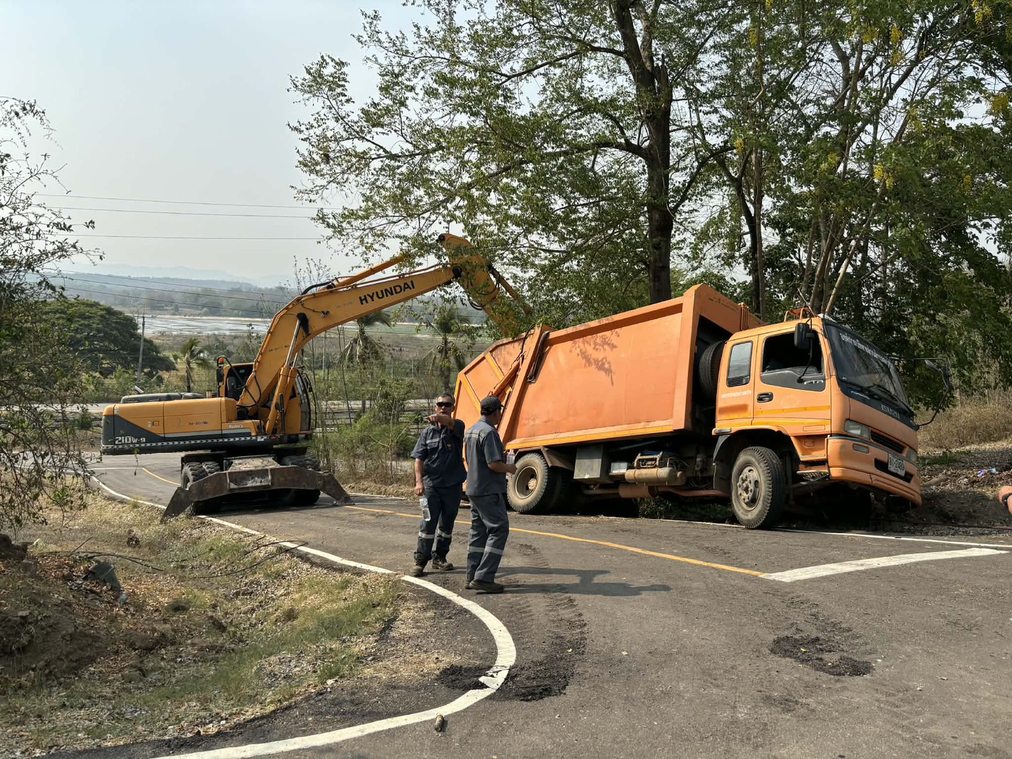 กฟผ.แม่เมาะ นำเครื่องจักรช่วยเหลืออุบัติเหตุในพื้นที่ ต.สบป้าด อ.แม่เมาะ